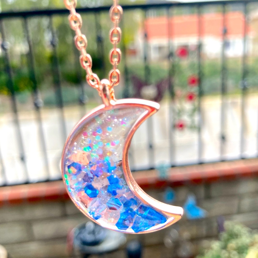 Rose gold color necklace. Moon shape.